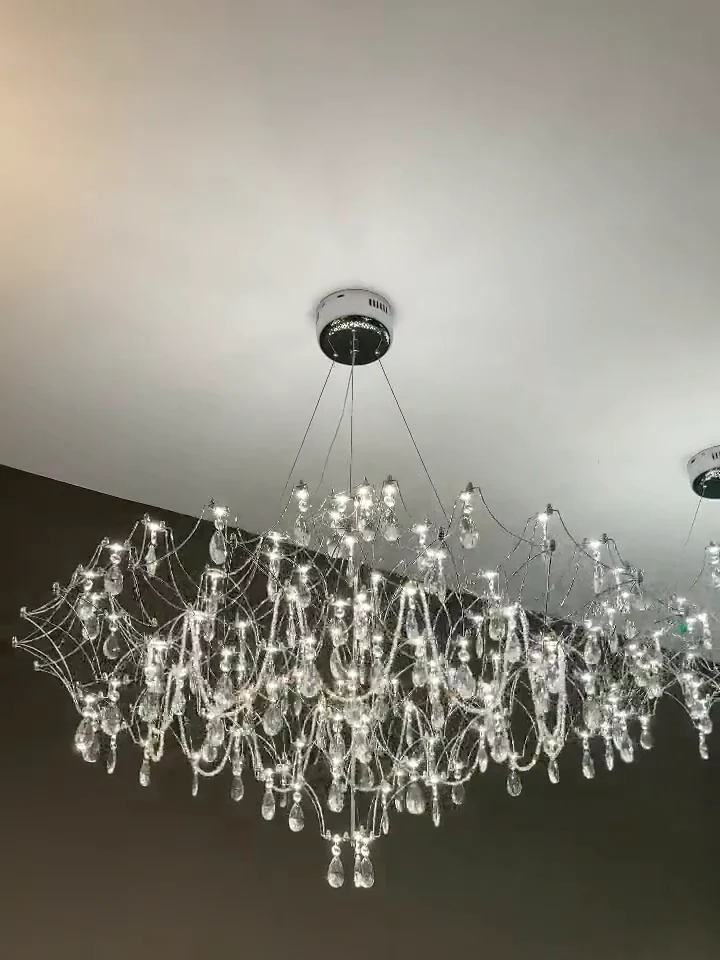 展厅里点亮的水晶吊灯，自下往上拍