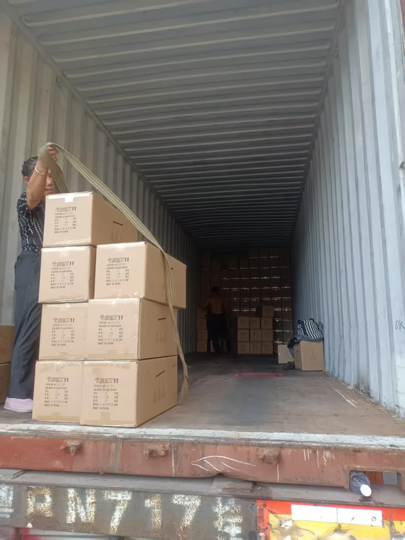 堆场集装箱内对纸箱进行绑带加固