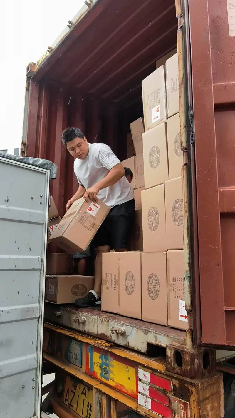 装柜时纸箱经敞开的柜门递入